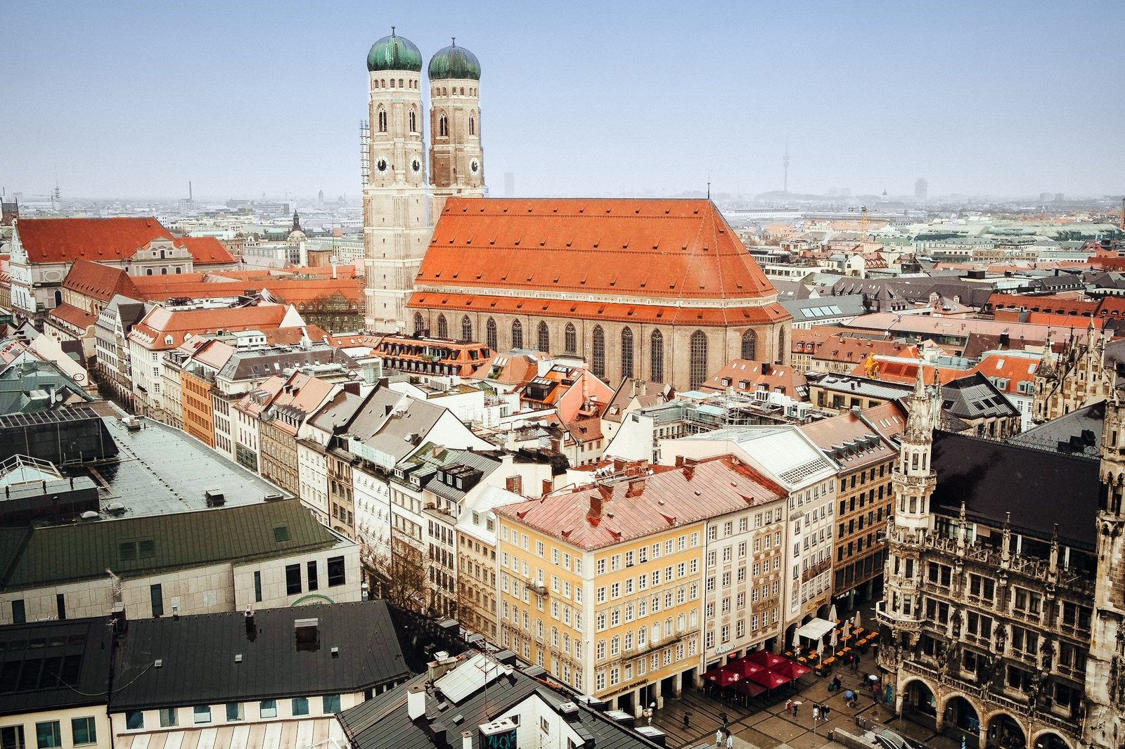 Blick über die Münchner Altstadt mit Frauenkirche